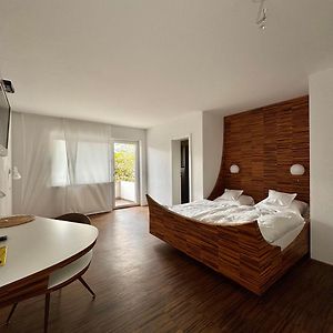 Zimmer mit Kingsize-Bett